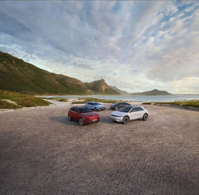 Diverse modeller fra Hyundai parkert på en strand. Foto.. 