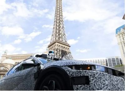 Plně elektrické robotaxi Hyundai IONIQ 5 pokryté maskovacími nálepkami projíždí ulicí v Las Vegas.