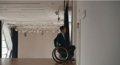 Paraolimpijczyk Jun-beom Park poruszający się na wózku inwalidzkim.