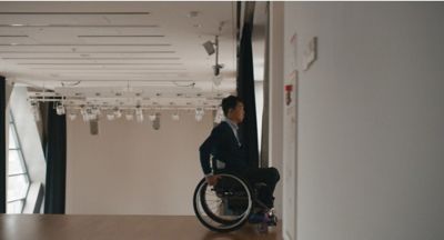 Atleta paralímpico Jun-beom Park desplazándose en su silla de ruedas.