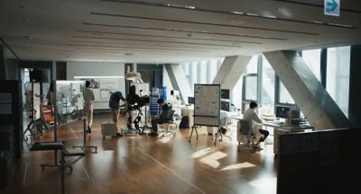 Ludzie przy pracy w laboratorium robotycznym Hyundai Motor.