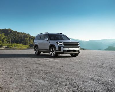 Hyundai SANTA FE Hybrid stationné en haut d'une montagne.