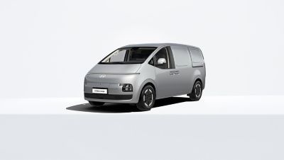 STARIA Electric Varebil på en nøytral bakgrunn. Foto.