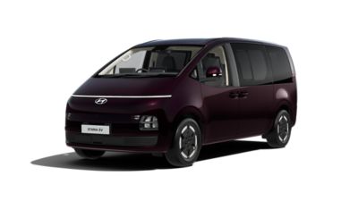 Svart Hyundai STARIA Electric, sedd snett framifrån.