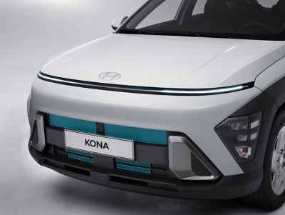 De volledig nieuwe Hyundai KONA Hybrid in het wit, met actieve luchtkleppen boven- en onderaan. 