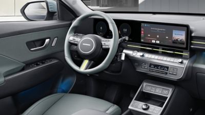 Apple CarPlay en la pantalla táctil central del SUV Hyundai KONA. 