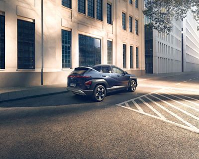 Hyundai KONA Essence photographié roulant en ville.