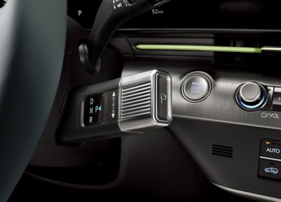 A close up image of the elegant rotary shifter located on the steering column of the Hyundai KONA. 