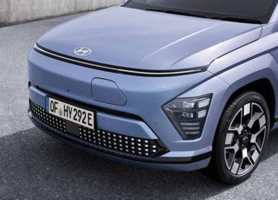 Le Hyundai KONA Electric en blanc avec son volet d'air actif à l'avant.