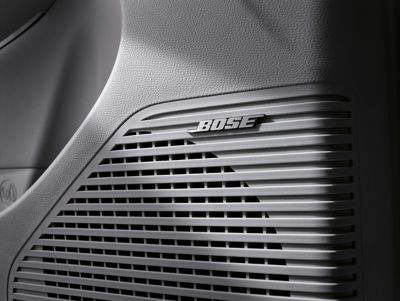 Afbeelding van Hyundai's KONA Electric e-Active Sound Design BOSE audiosysteem dat een rijgeluid produceert.