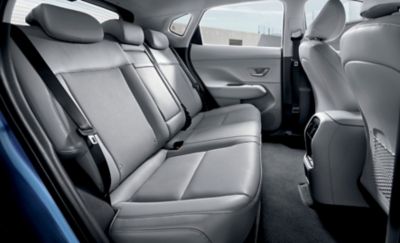 Une photo des sièges arrière spacieux et durables de KONA Electric Nouvelle Génération.