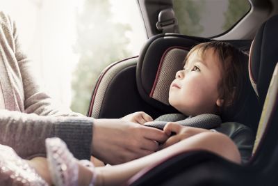 Un enfant assis dans un siège pour enfant.