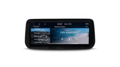 Obrázek optimálně umístěné 10,25” dotykové širokoúhlé obrazovky nového modelu Hyundai Santa Fe.