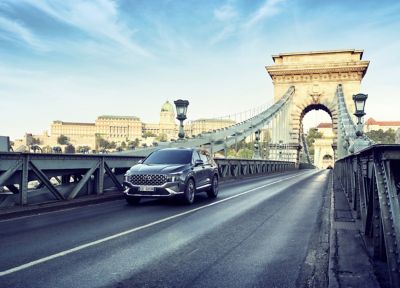 Hyundai SANTA FE Hybrid corre su ponte cittadino