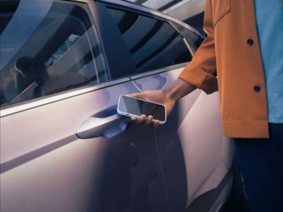 Muž odemykající vozidlo pomocí Hyundai digitálního klíče