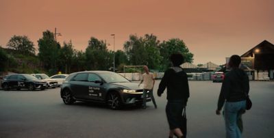 To ungdommer klare for å bli kjørt hjem. Foto.