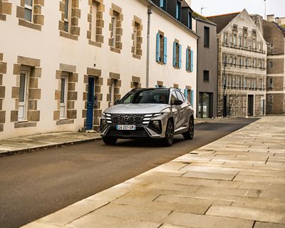 TUCSON Hybrid sur une route de campagne