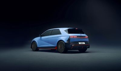 Studiobilde av IONIQ 5 N sett skrått bakfra. Foto.