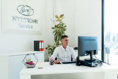 Assistente Hyundai controlla lo pneumatico di un modello Hyundai