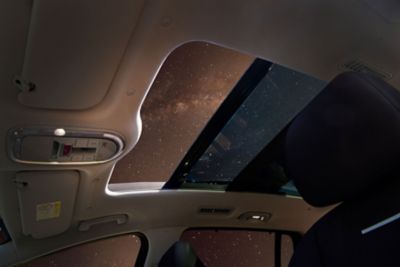 Takluke som er åpen og man ser en flott stjernenatt. Foto.