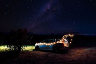 IONIQ 9 oyntet med fine lys om natten. Foto.