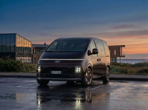 Hyundai STARIA Electric visto da davanti, su sfondo bianco.