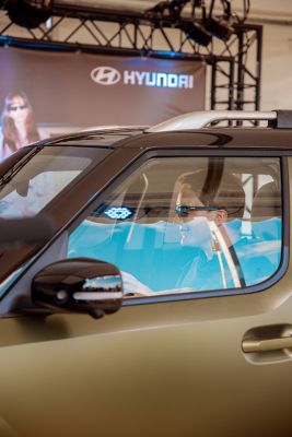 Bilde av en som prøver simulatoren. Foto.