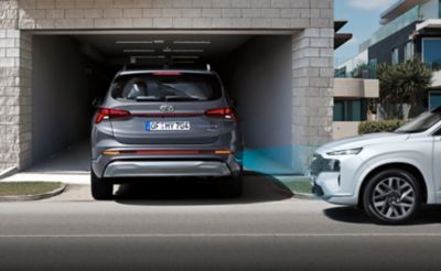 Nové SUV Hyundai Santa Fe s využitím asistenta pro předcházení kolizí při couvání.