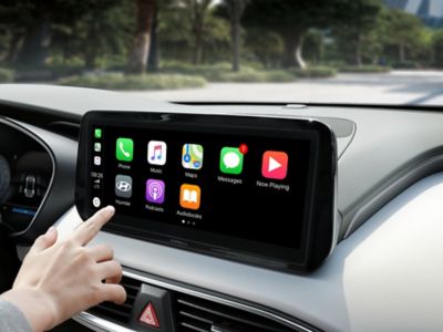 Zbliżenie ekranu Apple Car Play i Android Auto w Nowym Hyundaiu SANTA FE Hybrid. 
