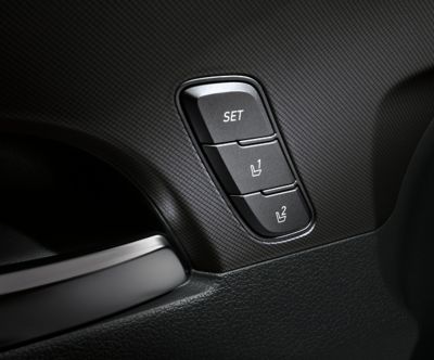 Ovládací prvky paměti pro nastavení sedadel v novém sedmimístném SUV Hyundai Santa Fe Hybrid.