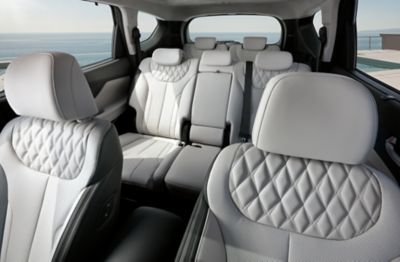 Fotel i siedzenia we wnętrzu nowego 7-miejscowego SUV-a Hyundai SANTA FE Hybrid. 