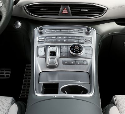 Pohled na středovou konzolu v interiéru nového sedmimístného SUV Hyundai Santa Fe Plug-in Hybrid.