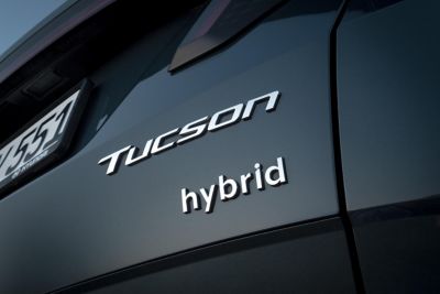 Zakřivený panoramatický displej na přístrojové desce modelu Hyundai TUCSON Hybrid.