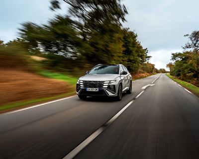 TUCSON Hybrid sur une route de campagne