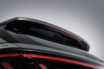 Nowy kompaktowy SUV Hyundai TUCSON Plug-in Hybrid z ukrytą wycieraczką tylną – widok z tyłu.