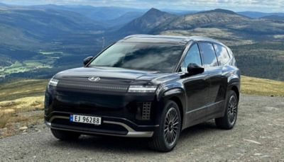 IONIQ 9 parkert i et fjellandskap. Foto.