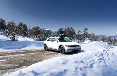 Hyundai IONIQ 5 i et vinterlandskap. Foto.