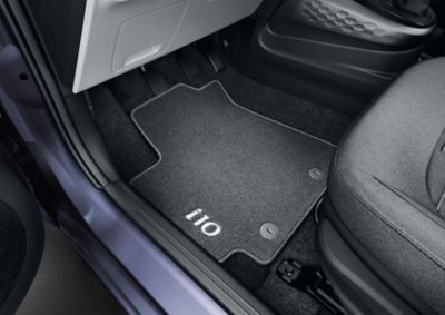 Een slijtvaste vloermat die op zijn plaats wordt gehouden met bevestigingspunten in de nieuwe Hyundai i10.