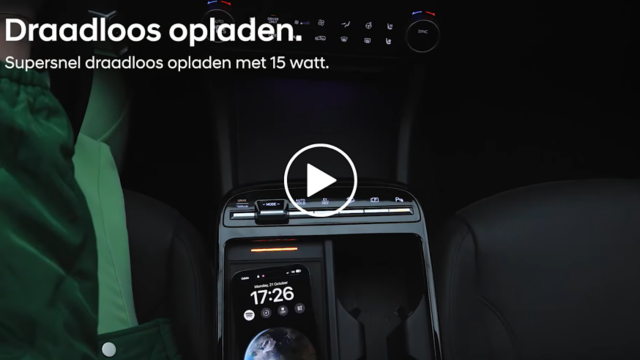 Close-up draadloze smartphone lader in de Hyundai TUCSON Hybrid