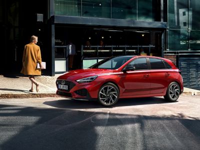 Kvinna och röd Hyundai i30 N Line