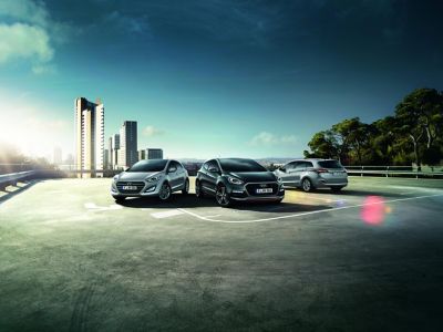 Modele i20, i30 oraz i40 wagon na parkingu zewnętrznym, w tle widać miasto.
