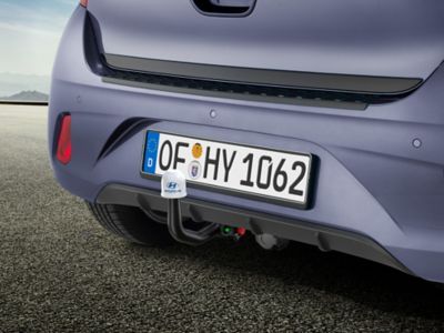 The tow bar and the license plate of the Hyundai i10.