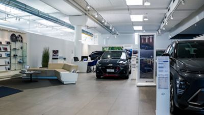 L'interno dello showroom Hyundai Ferri con i10 al centro