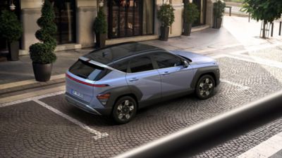 Hyundai KONA Electric står parkert. Foto.