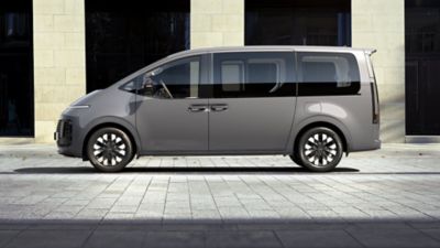 Hyundai STARIA Hybrid, pojazd wielofunkcyjny, widoczny na zdjęciu z boku.