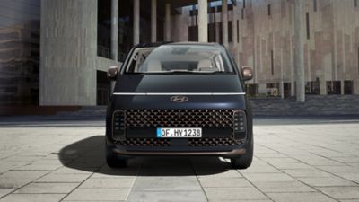 Blick auf den futuristisch anmutenden Kühlergrill und die LED-Scheinwerfer des STARIA Hybrid.