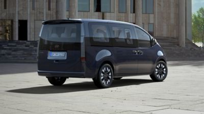 Das Hyundai STARIA Hybrid-Mehrzweckfahrzeug von hinten.