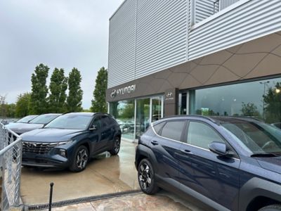 Dei veicoli Hyundai di fronte all'ingresso di una concessionaria