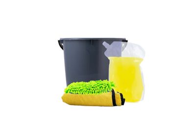 Vaskebøtte og utstyr til vask av bil. Foto.