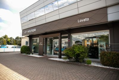 Ingresso showroom Locato visto da fuori